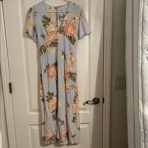 Billabong Light Blue Floral Maxi Dress
Beach wear, cruise, upscale Small
Fairie